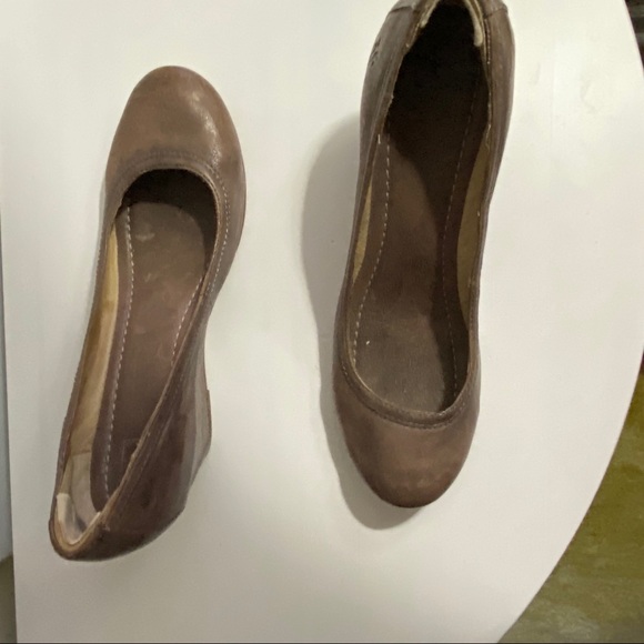 FRYE wedge pump round toes. Color: grey taupe - Picture 2 of 3